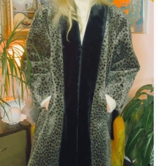 Vintage 1980s Faux Fur Winter Coat in Grey and Black - Made in Canada - M/L - Picture 4 of 10